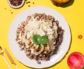 Roślinny kurczak w sosie pieczarkowym z kaszą gryczaną, EdRed propozycja podania.webp